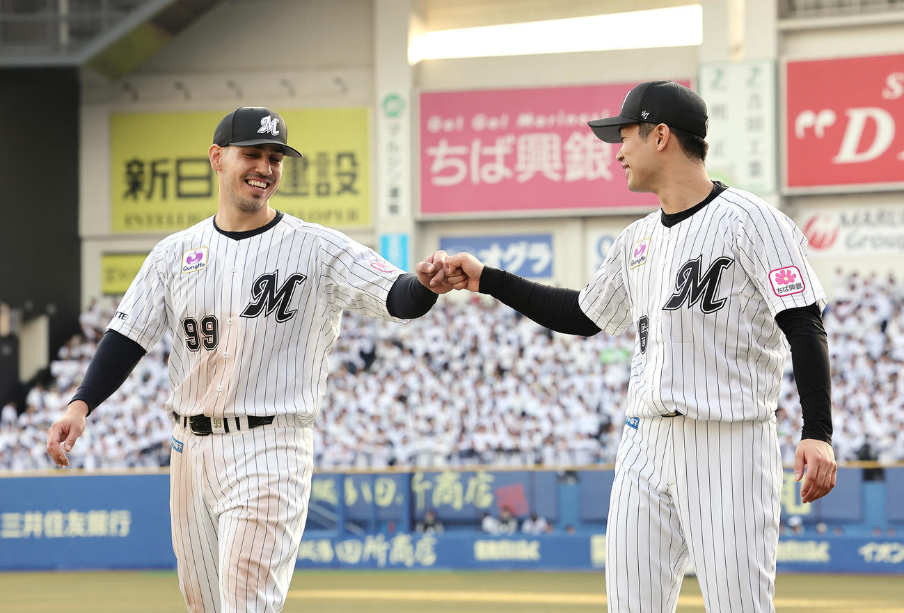 ロッテ対日本ハム　今季初勝利を挙げ、タッチを交わすロッテ種市（右）とソト（撮影・足立雅史）