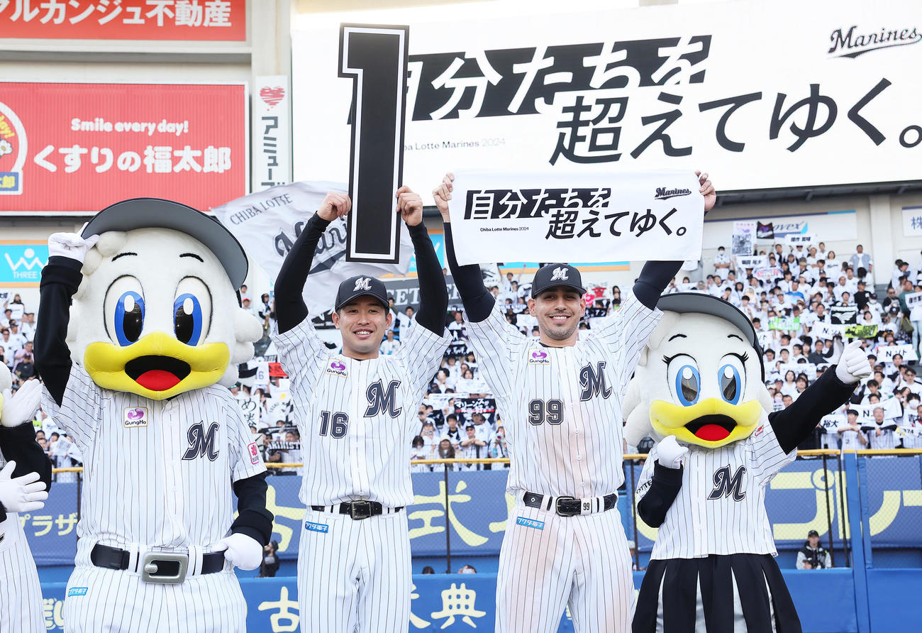 ロッテ対日本ハム　今季初勝利を挙げ、ファンを背に笑顔を見せるロッテの種市（左）とソト（撮影・足立雅史）
