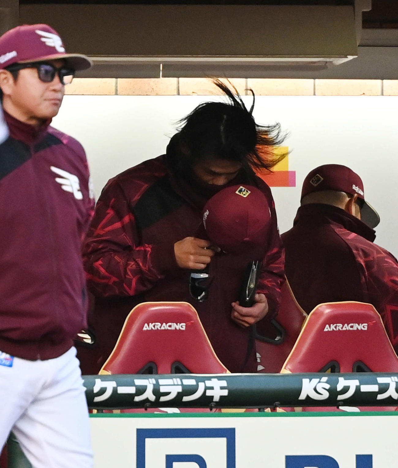 楽天対西武　2連敗の楽天今江監督（中央）はグラウンドに向かって一礼（撮影・山崎安昭）