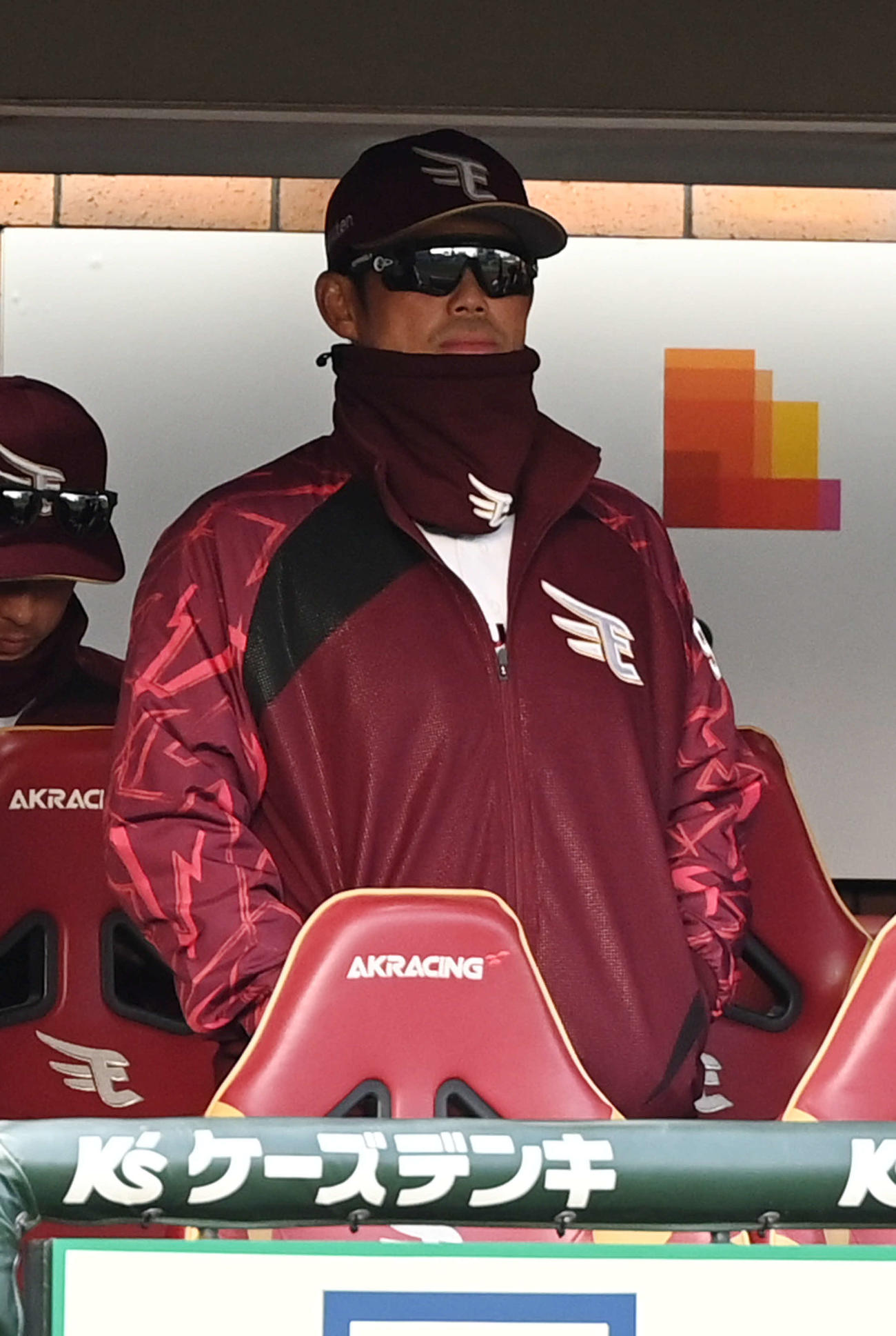 楽天対西武　戦況を見守る楽天今江監督（撮影・山崎安昭）