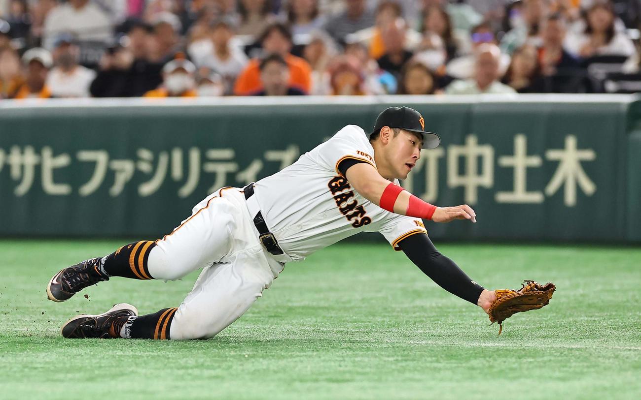 巨人対阪神　4回表阪神1死一、三塁、岡本和は坂本の浮いたスクイズを好捕する（撮影・上田博志）