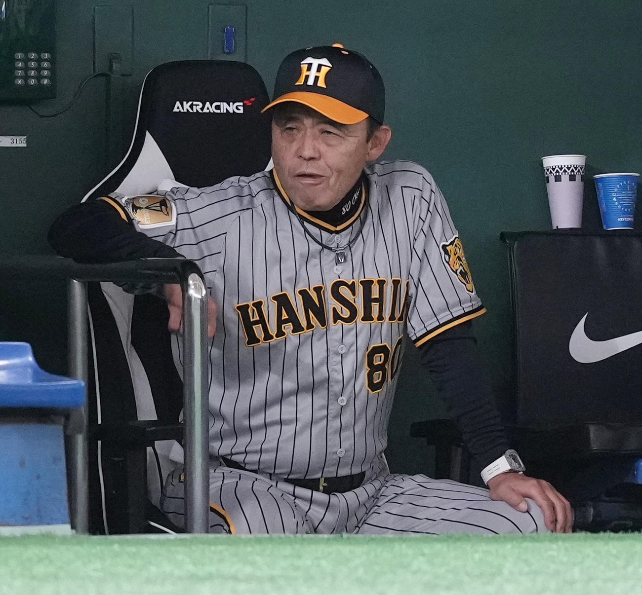 巨人対阪神　4回表阪神1死一、三塁、坂本がセーフティースクイズを失敗し一邪飛併殺に倒れ、険しい表情の岡田監督（撮影・鈴木みどり）