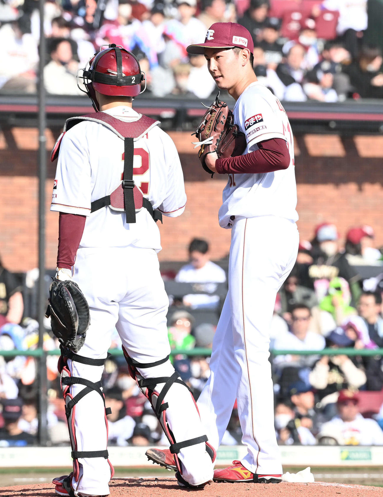 楽天対西武　楽天2番手で登板した松田（右）はマウンドで太田に声をかけられる（撮影・山崎安昭）
