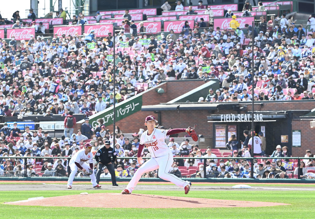 楽天対西武　力投する楽天先発の荘司（撮影・山崎安昭）