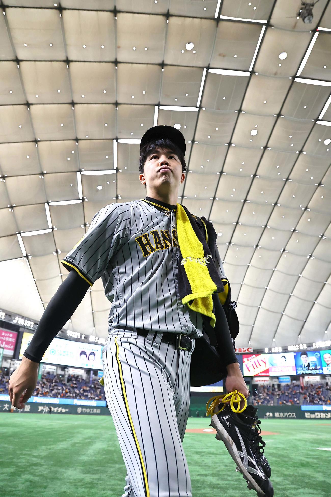 巨人対阪神　練習を終えベンチに引き揚げる才木（撮影・上田博志）