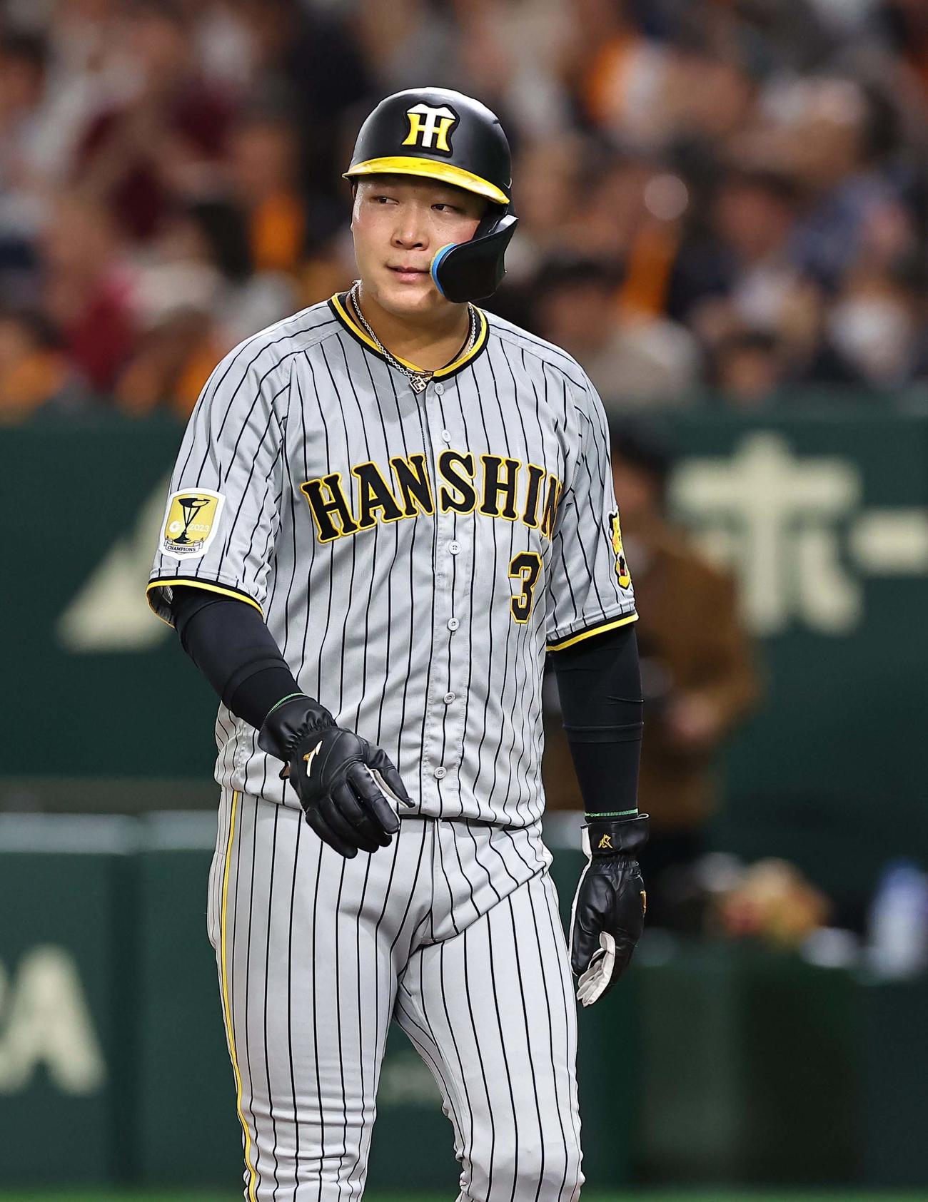 巨人対阪神　4回表阪神1死一、三塁、坂本のスクイズ失敗で三塁へ帰塁できず悔しそうな表情を見せる大山（撮影・上田博志）