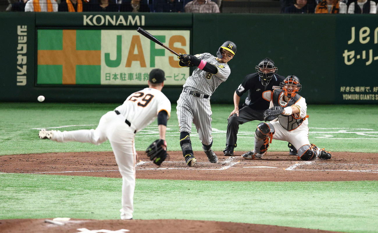 巨人対阪神　4回表阪神無死一塁、右前打を放つ佐藤輝。投手グリフィン（撮影・河田真司）