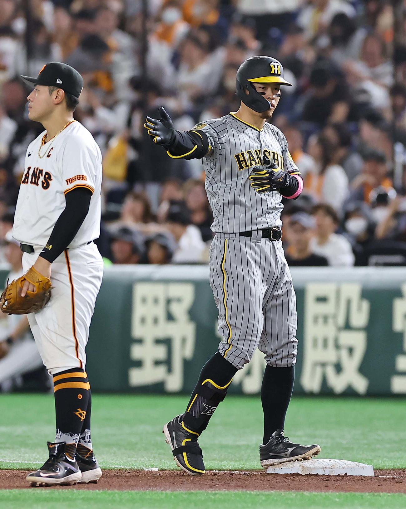 巨人対阪神　4回表阪神無死一塁、佐藤輝は右前打を放つ（撮影・上田博志）