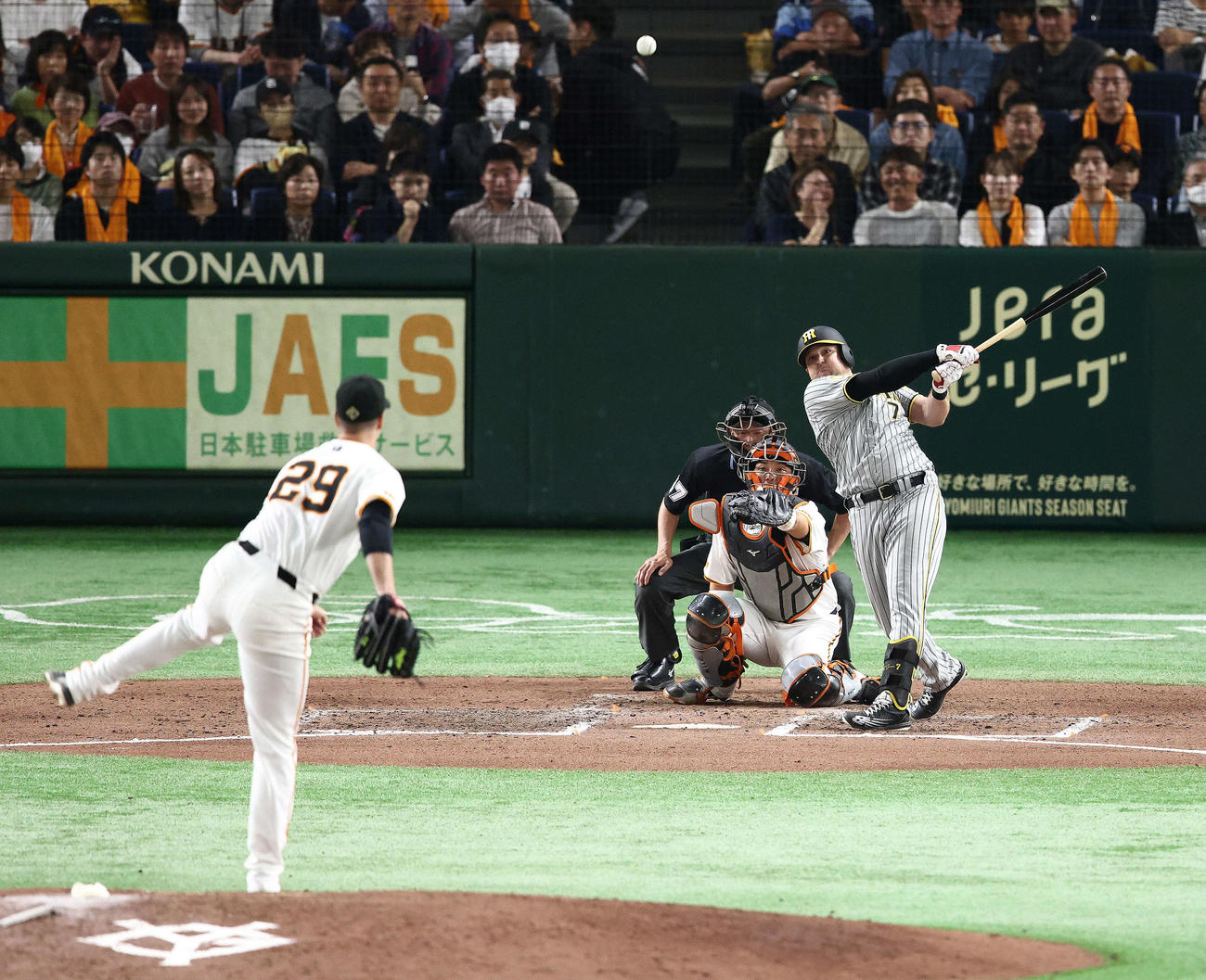 巨人対阪神　7回表阪神無死、二塁打を放つノイジー。投手グリフィン（撮影・河田真司）