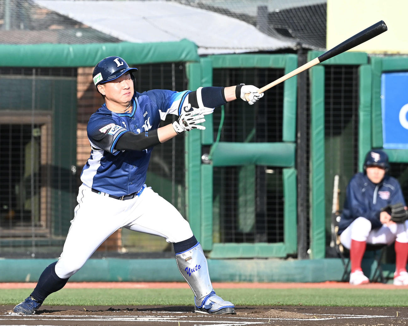 楽天対西武　5回表西武無死、古賀は左前打を放つ（撮影・山崎安昭）
