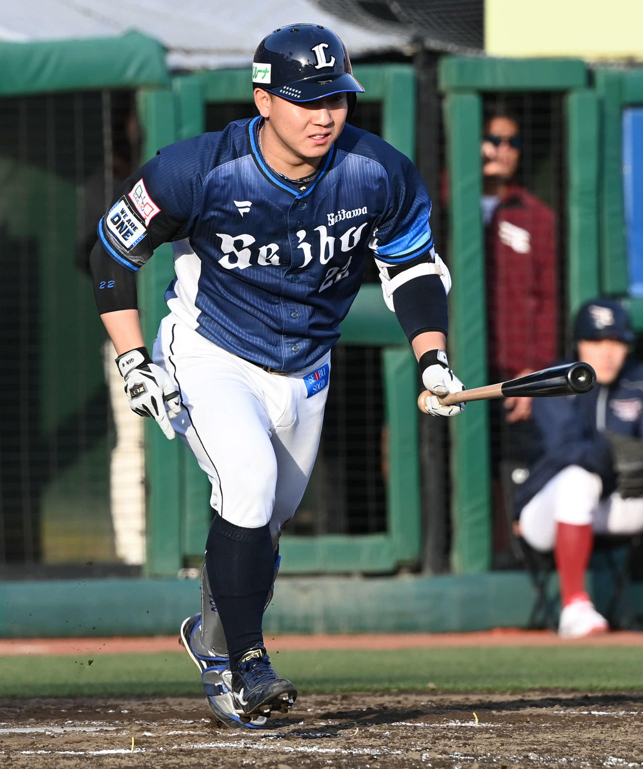 楽天対西武　7回表西武2死一塁、古賀は右前打を放つ（撮影・山崎安昭）