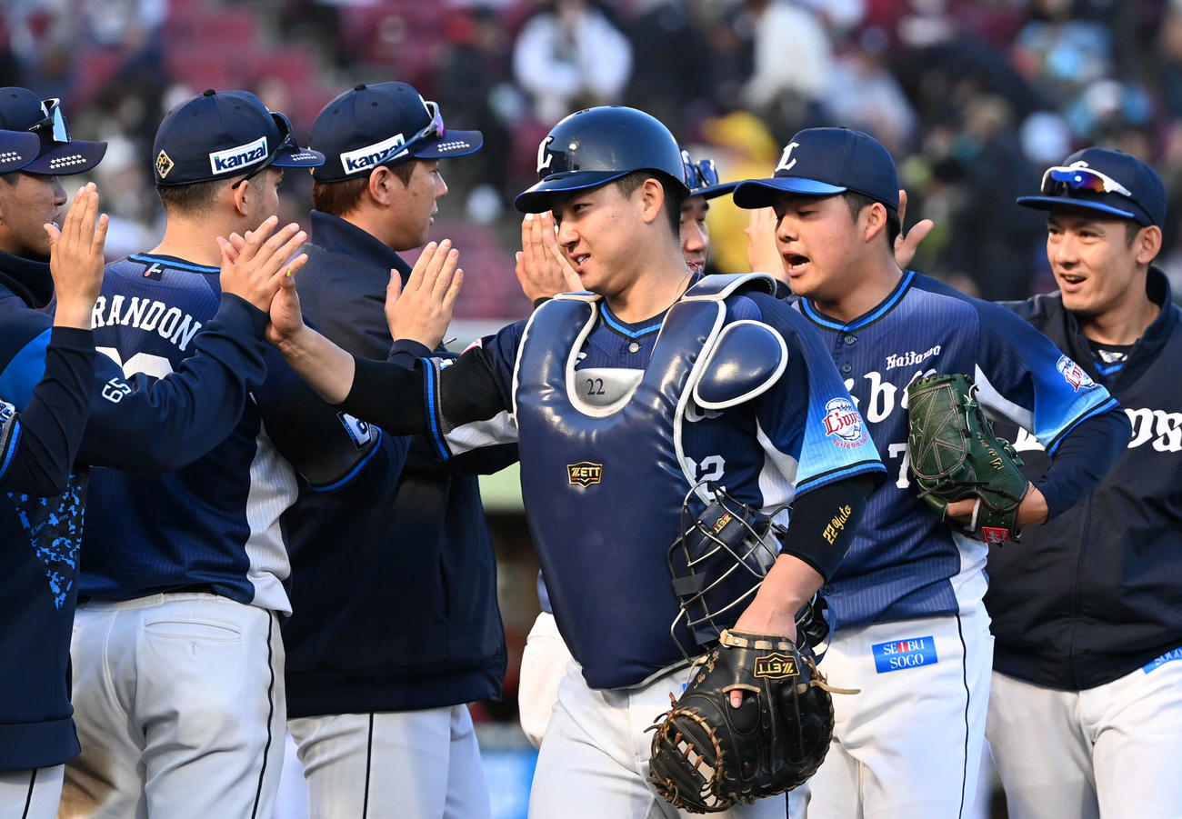 楽天対西武　古賀（中央）栗山（右）豆田（右から2人目）ら西武の選手たちはタッチを交わして勝利を喜ぶ（撮影・山崎安昭）