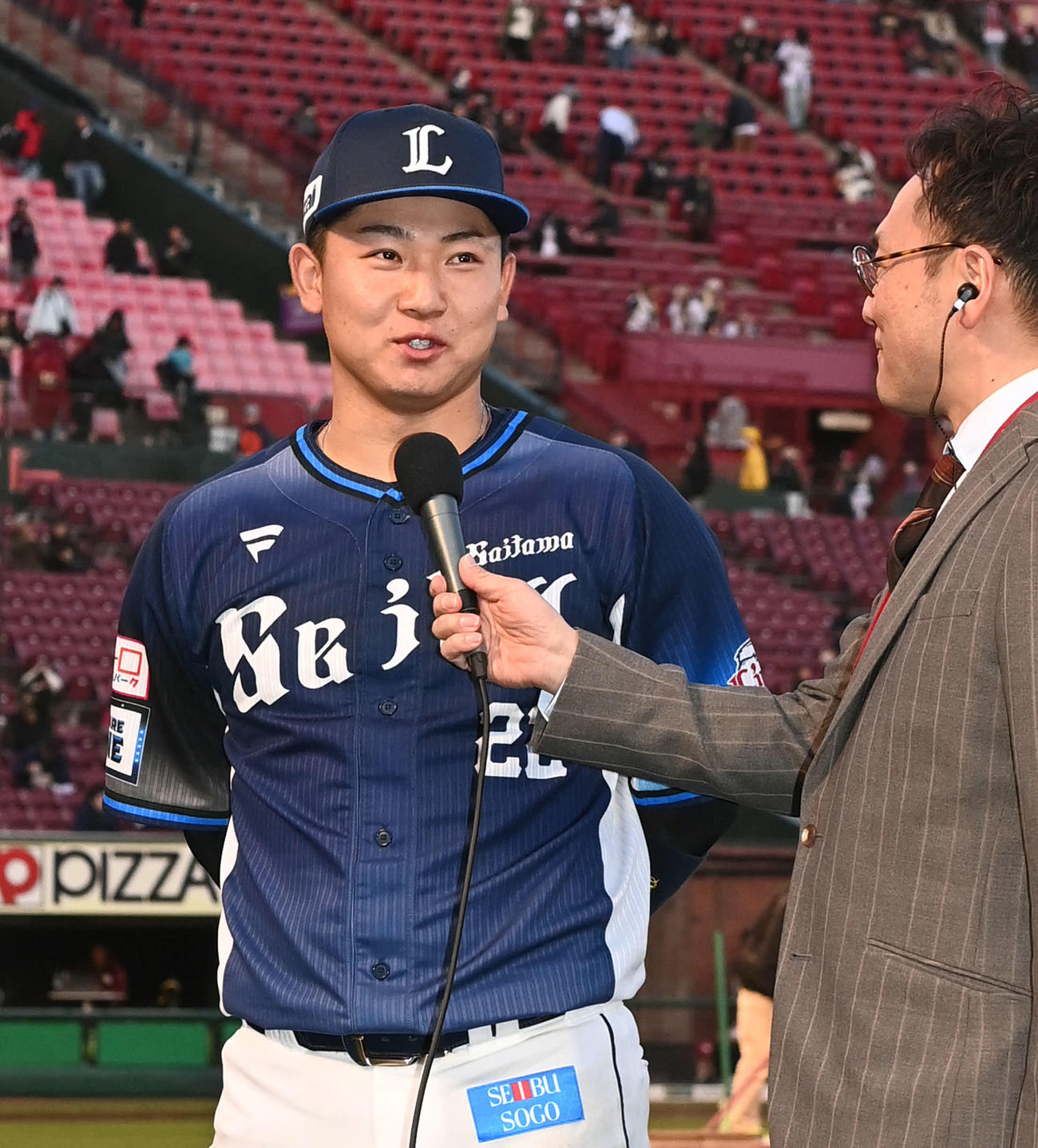 楽天対西武　3安打猛打賞の西武古賀はヒーローインタビューで笑顔（撮影・山崎安昭）