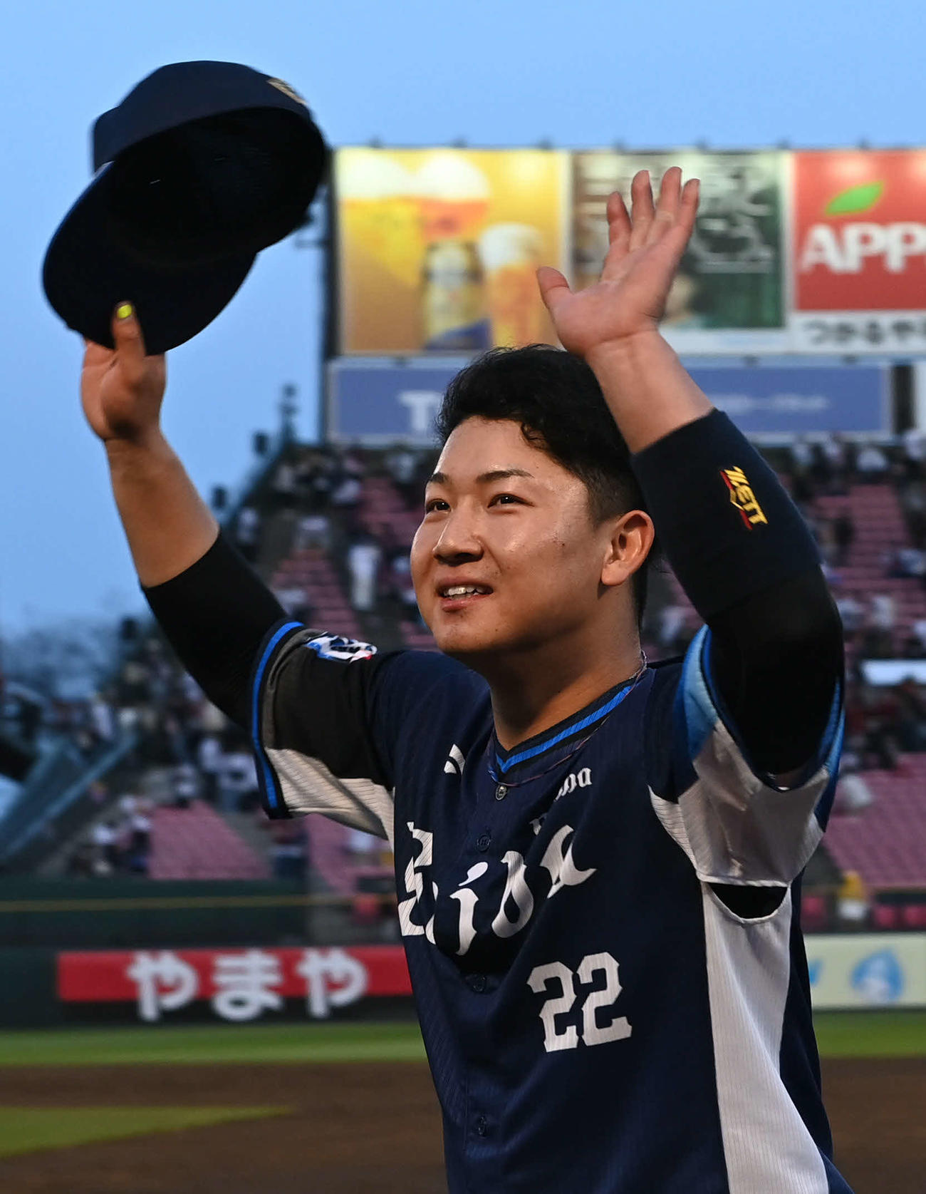 楽天対西武　ヒーローインタビューを終えた西武古賀は声援に応える（撮影・山崎安昭）