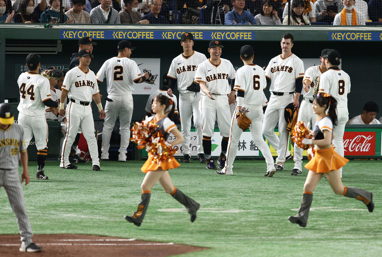 巨人対阪神　7回表を抑え、ナインを迎える西舘（中央）（撮影・河田真司）