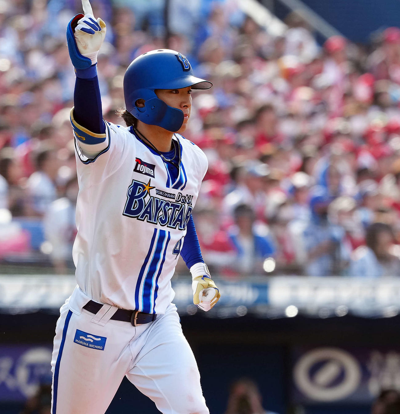 DeNA対広島　4回裏DeNA無死一塁、右越えに2点本塁打を放ちポーズを決める度会（撮影・たえ見朱実）
