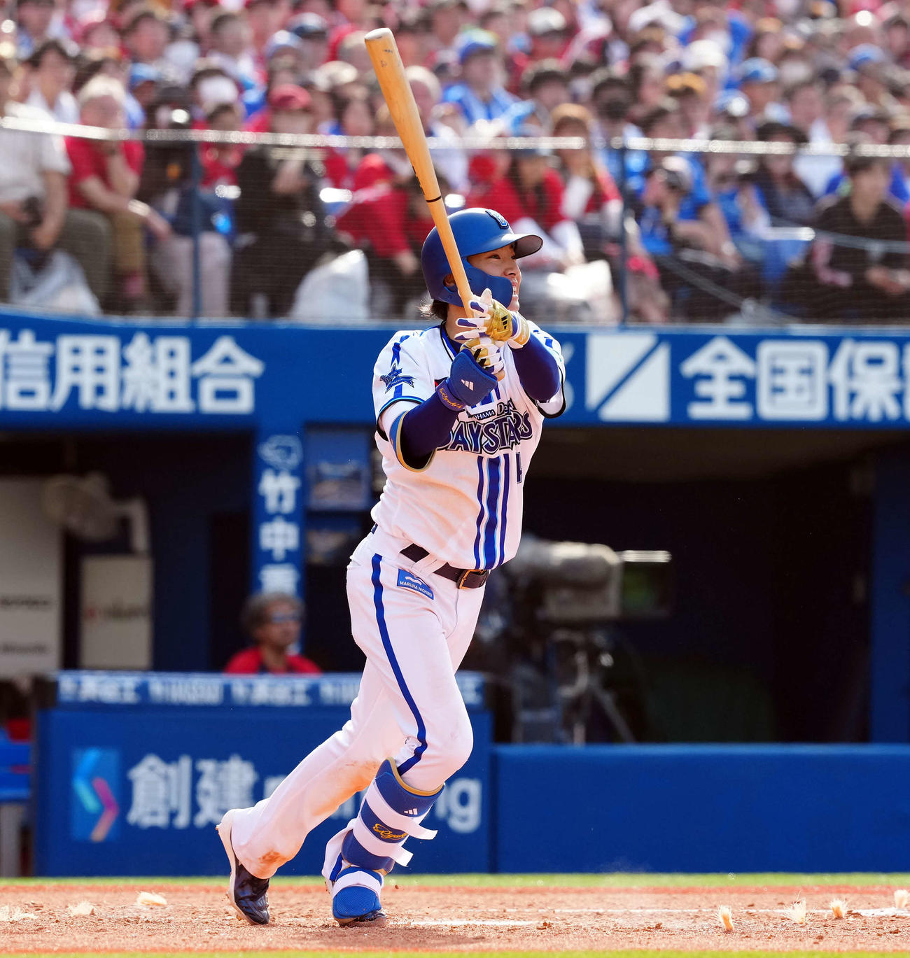 DeNA対広島　4回裏DeNA無死一塁、右越えに2点本塁打を放つ度会（撮影・たえ見朱実）