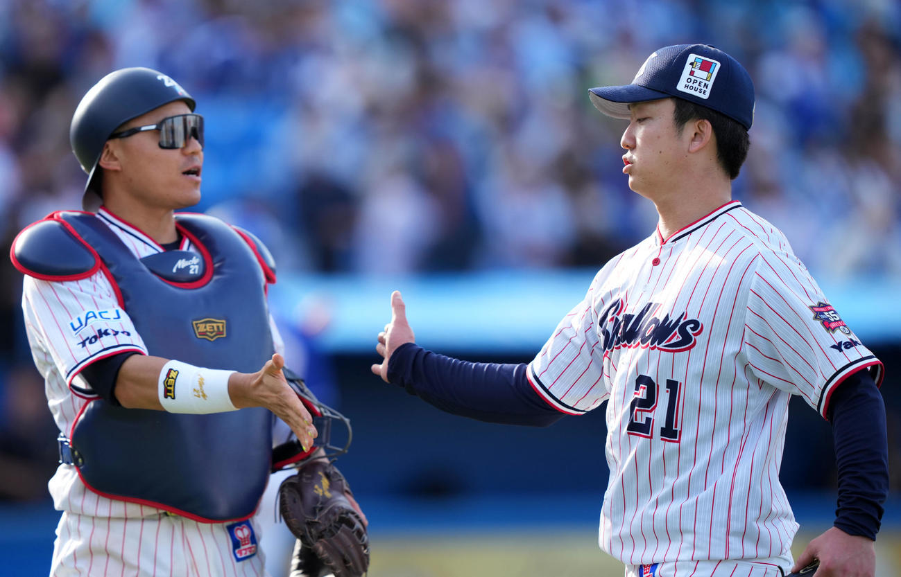 ヤクルト対中日　7回表を無失点に抑えヤクルト中村（左）とタッチを交わす吉村（撮影・横山健太）