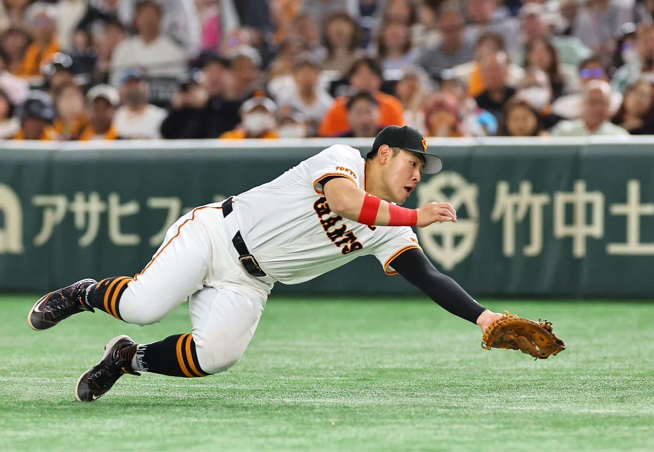 巨人対阪神　4回表阪神1死一、三塁、岡本和は坂本のスクイズでの小飛球を好捕する（撮影・上田博志）