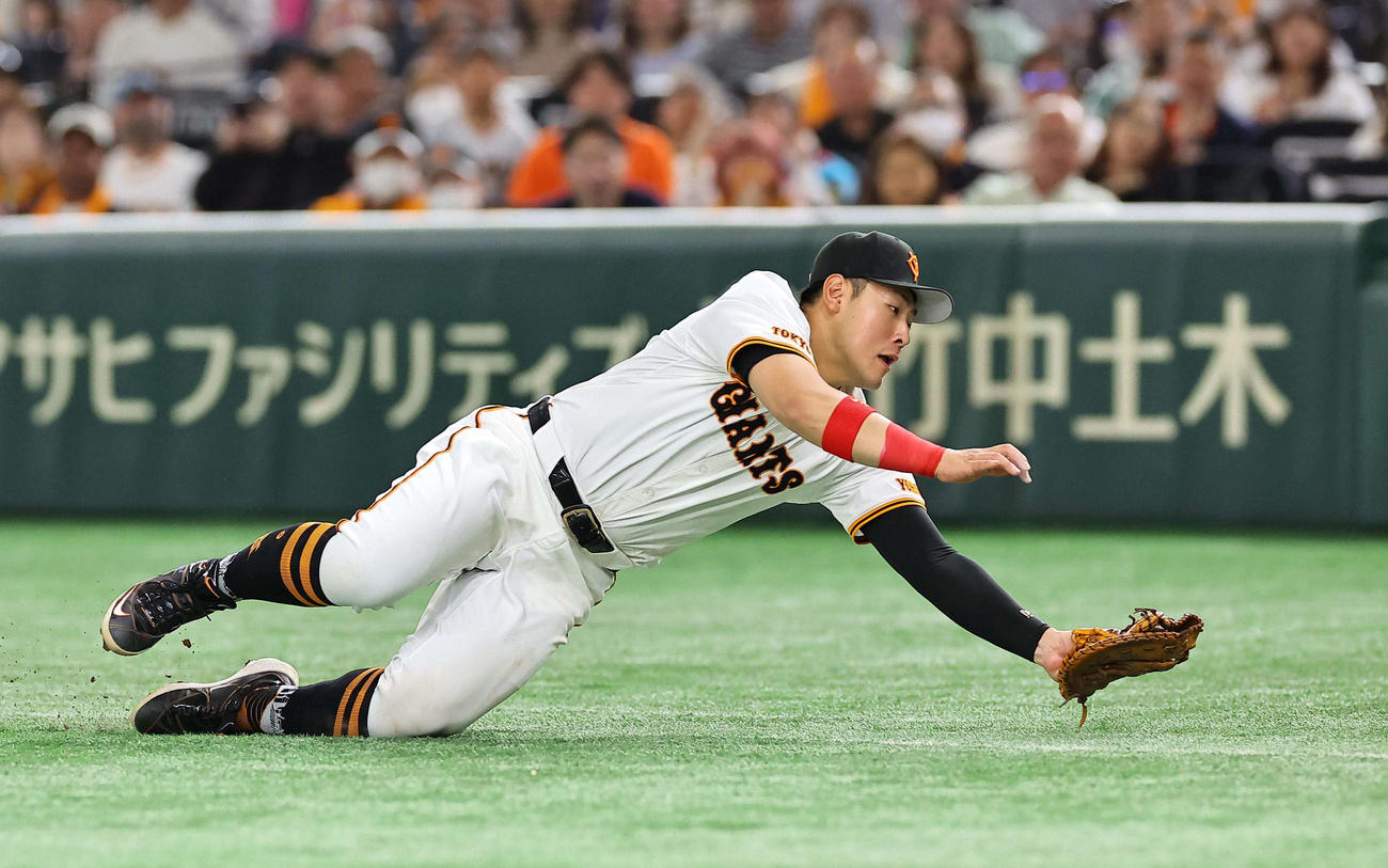 巨人対阪神　4回表阪神1死一、三塁、岡本和は坂本のスクイズでの小飛球を好捕する（撮影・上田博志）