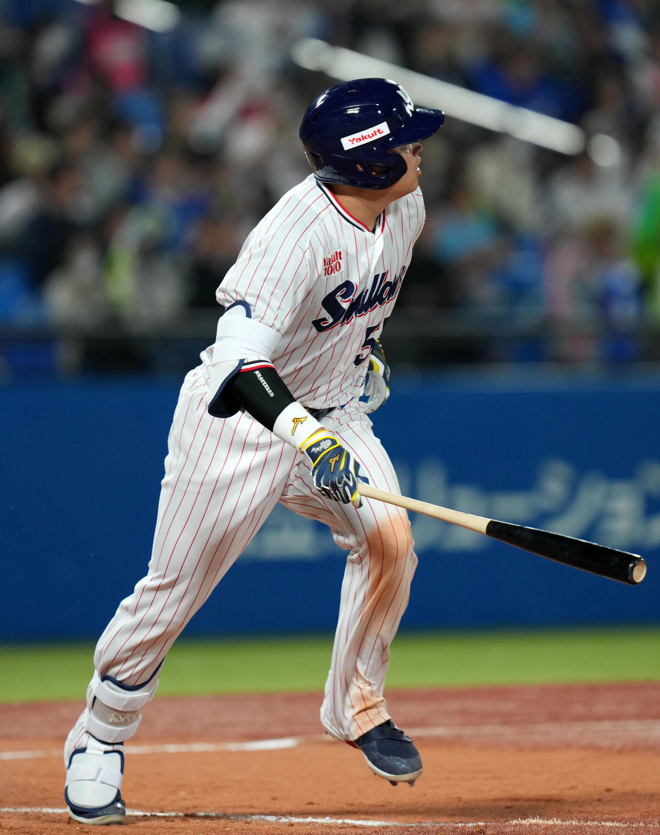 ヤクルト対中日　12回裏ヤクルト2死、中越え二塁打を放つ村上（撮影・横山健太）