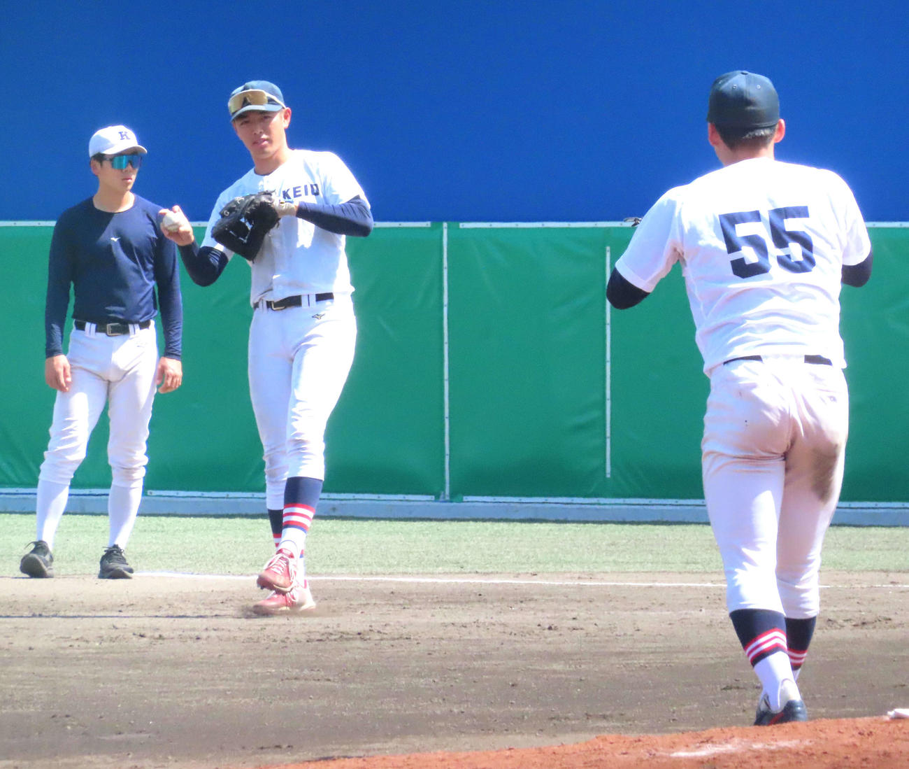 慶大・外丸（右）に送球する清原正吾内野手（撮影・黒須亮）