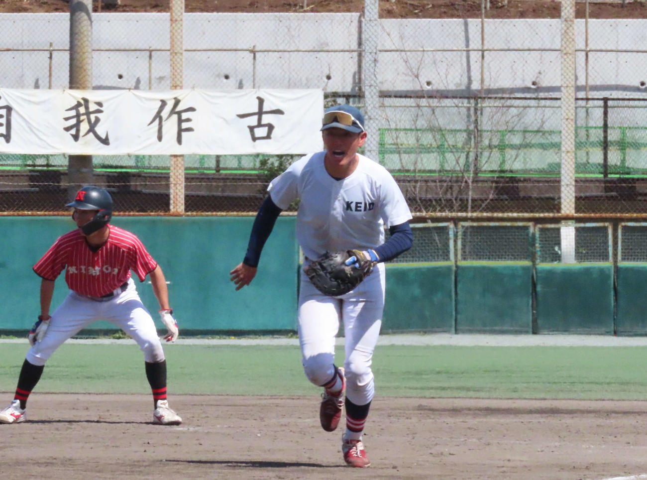 バントシフトで一塁からダッシュする慶大・清原正吾内野手（撮影・黒須亮）
