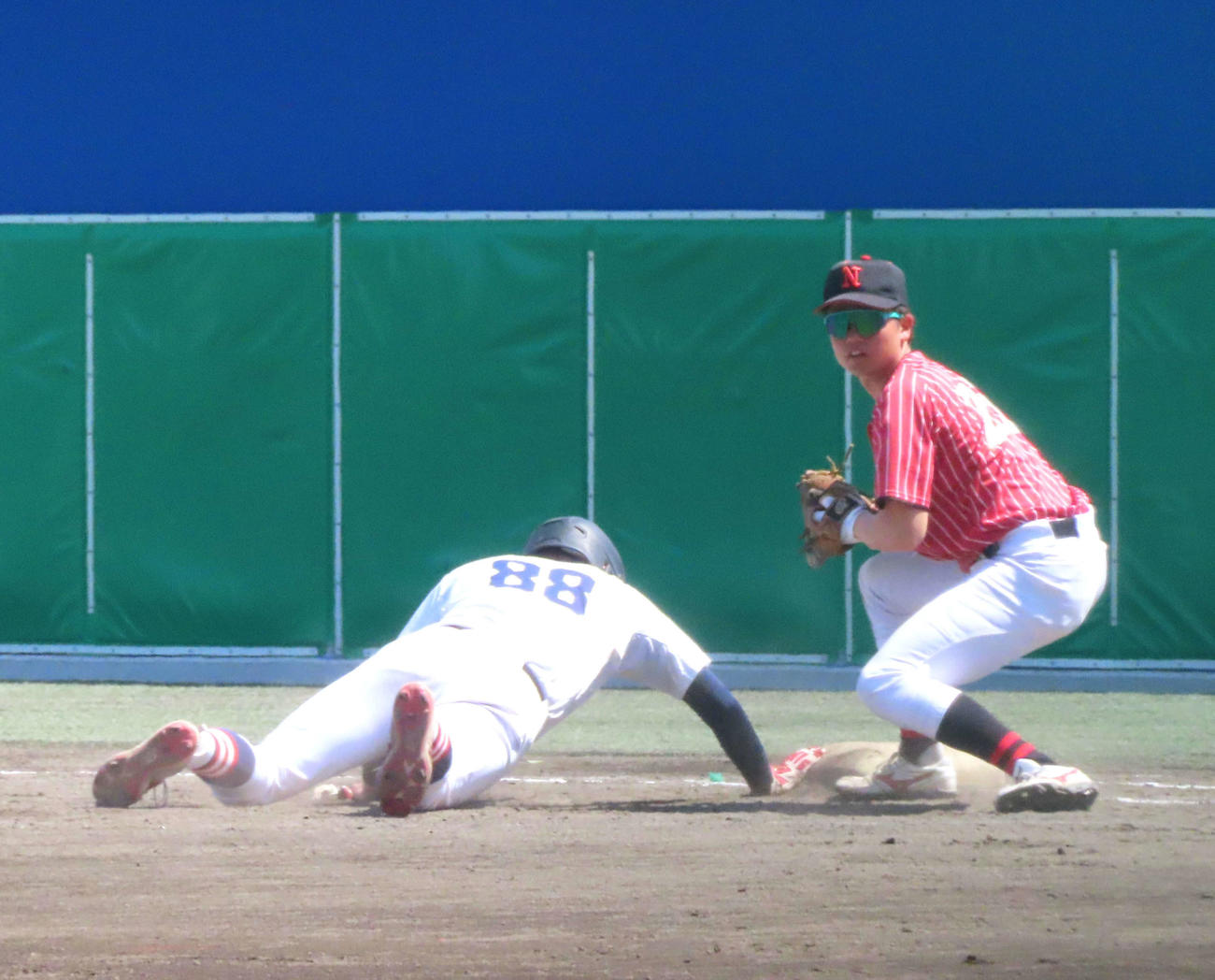 代走で途中出場し、けん制球で帰塁する慶大・清原正吾内野手（撮影・黒須亮）