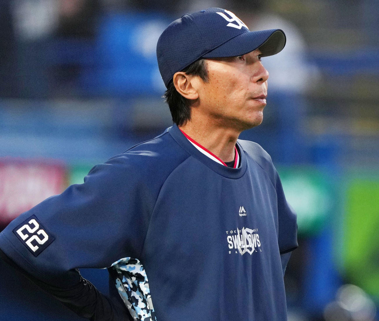 ヤクルト対中日　選手交代を告げるヤクルト高津監督（撮影・横山健太）