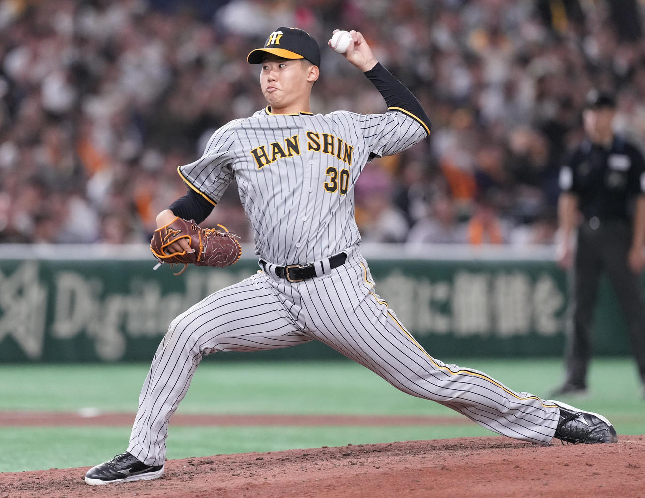 巨人対阪神　8回裏から4番手で登板した阪神門別（撮影・鈴木みどり）