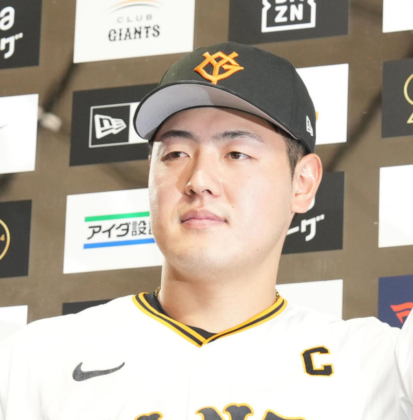 巨人対阪神　阪神に連勝し、お立ち台で笑顔の巨人岡本和（撮影・鈴木みどり）