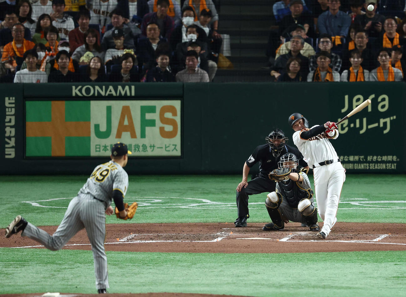 巨人対阪神　6回裏巨人無死、左越えソロ本塁打を放つ坂本。投手大竹（撮影・河田真司）