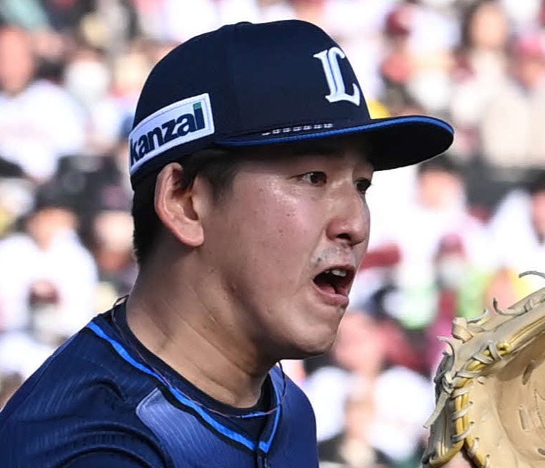 楽天対西武　5回裏楽天2死一、二塁、隅田は島内の一ゴロで一塁カバーに走る（撮影・山崎安昭）