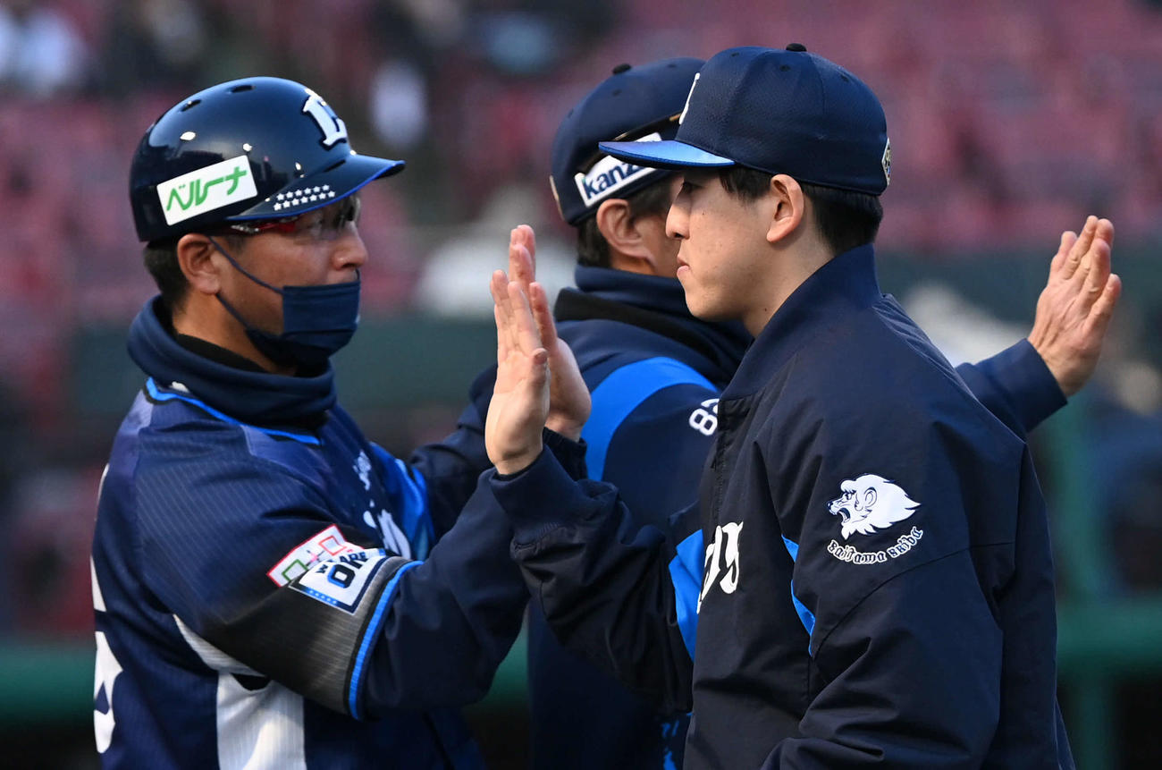 楽天対西武　今季初勝利の西武隅田（右）はチームメートとタッチを交わす（撮影・山崎安昭）