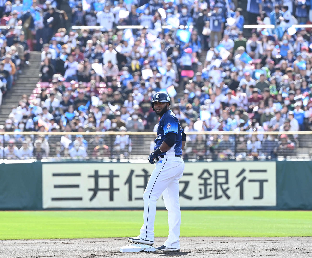 楽天対西武　1回表西武無死一塁、適時二塁打を放ったコルデロはファンの声援を浴びる（撮影・山崎安昭）