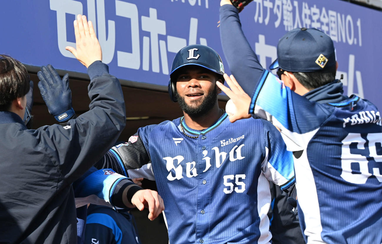 楽天対西武　3回表西武1死一、二塁、アギラーの2点適時二塁打で生還したコルデロはチームメートとタッチを交わす（撮影・山崎安昭）