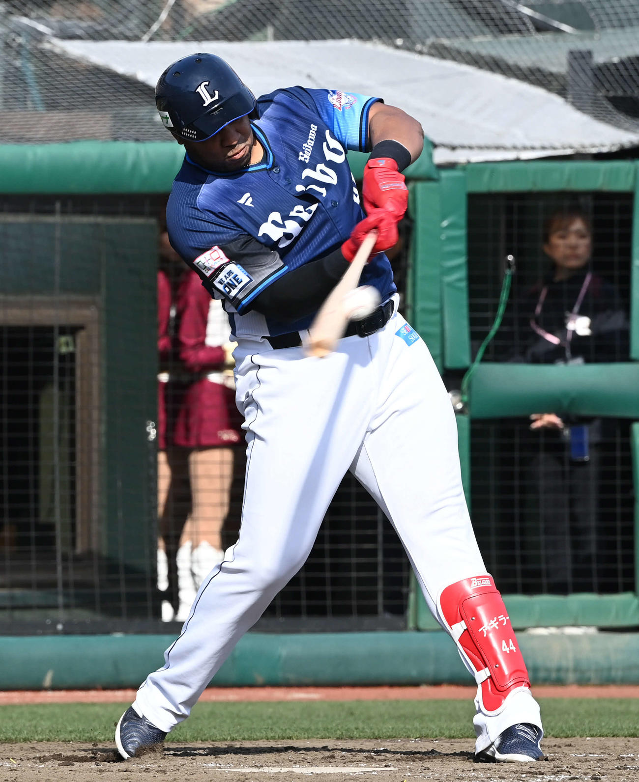 楽天対西武　3回表西武1死一、二塁、アギラーは左中間へ2点適時二塁打を放つ（撮影・山崎安昭）