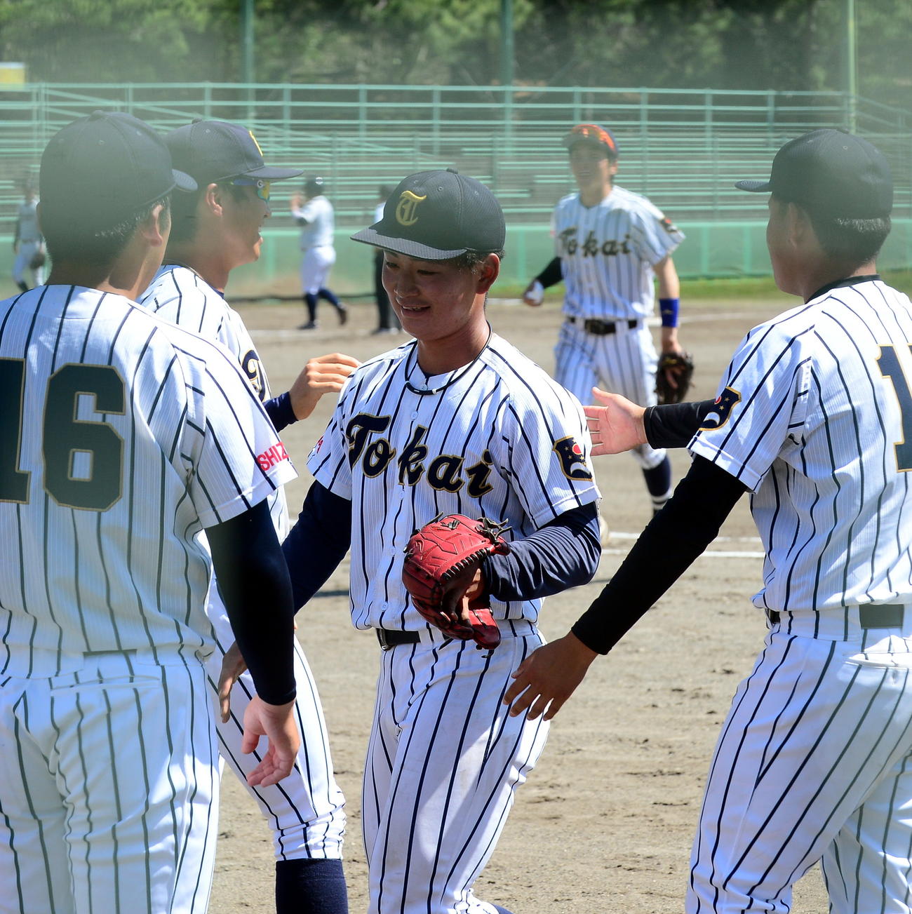 4回に満塁のピンチを抑え、ベンチに迎えられる東海大静岡・宮原（中央）