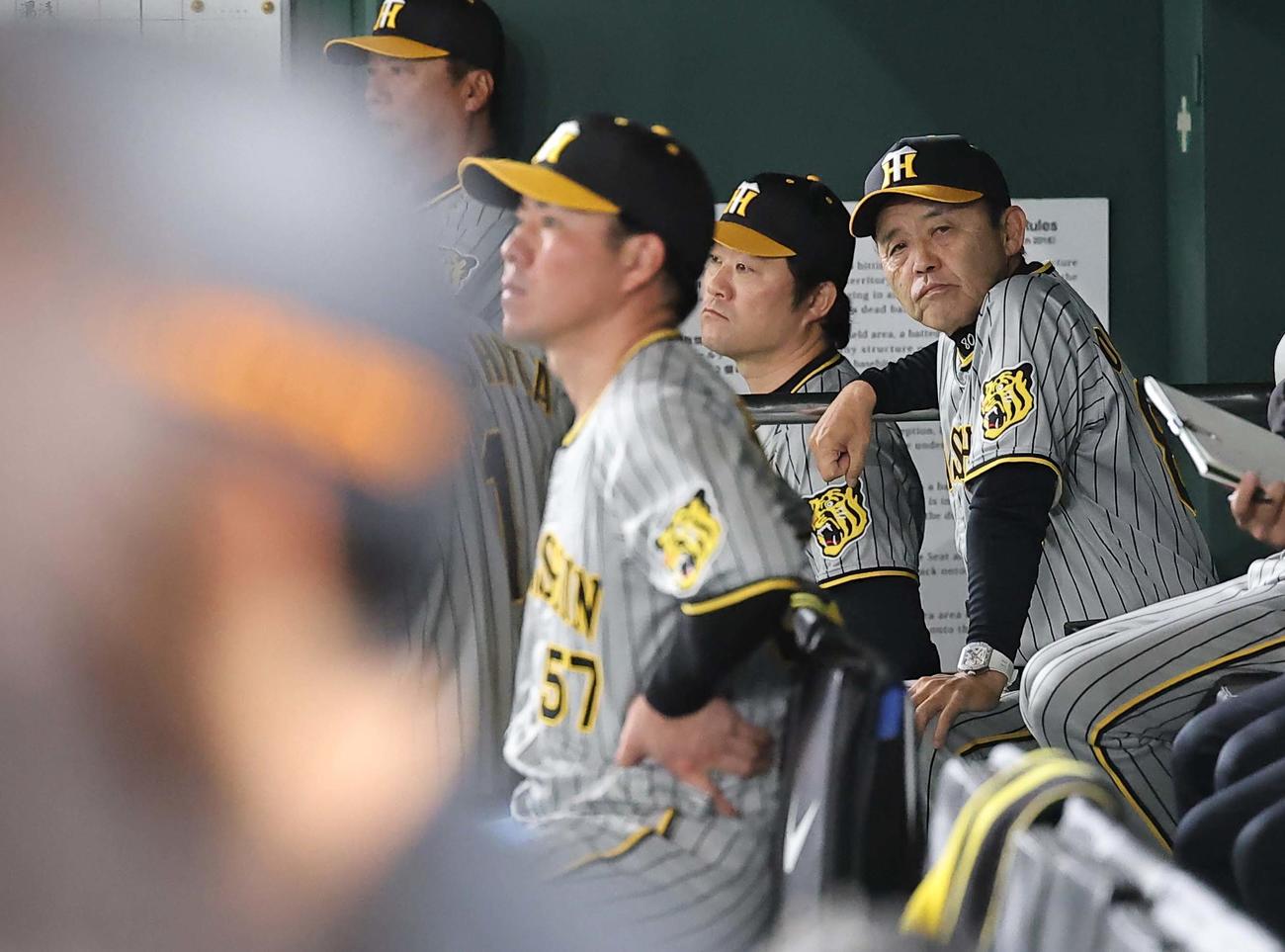 巨人対阪神　岡田監督（右）は巨人にリードを許し厳しい表情を見せる（撮影・上田博志）