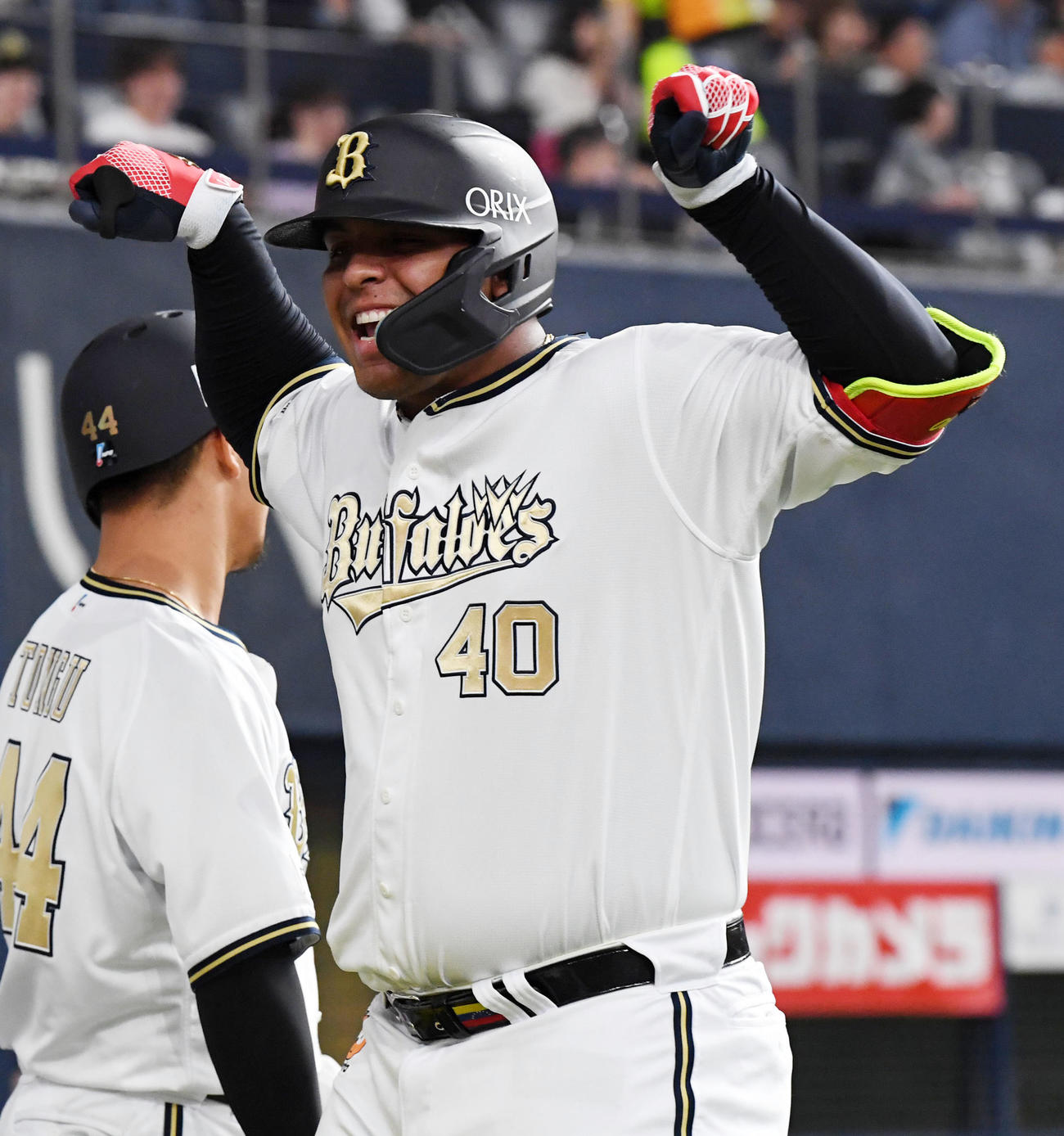 5回裏オリックス1死一塁、セデーニョは右中間に先制2点本塁打を放ちポーズを決める（撮影・前岡正明）