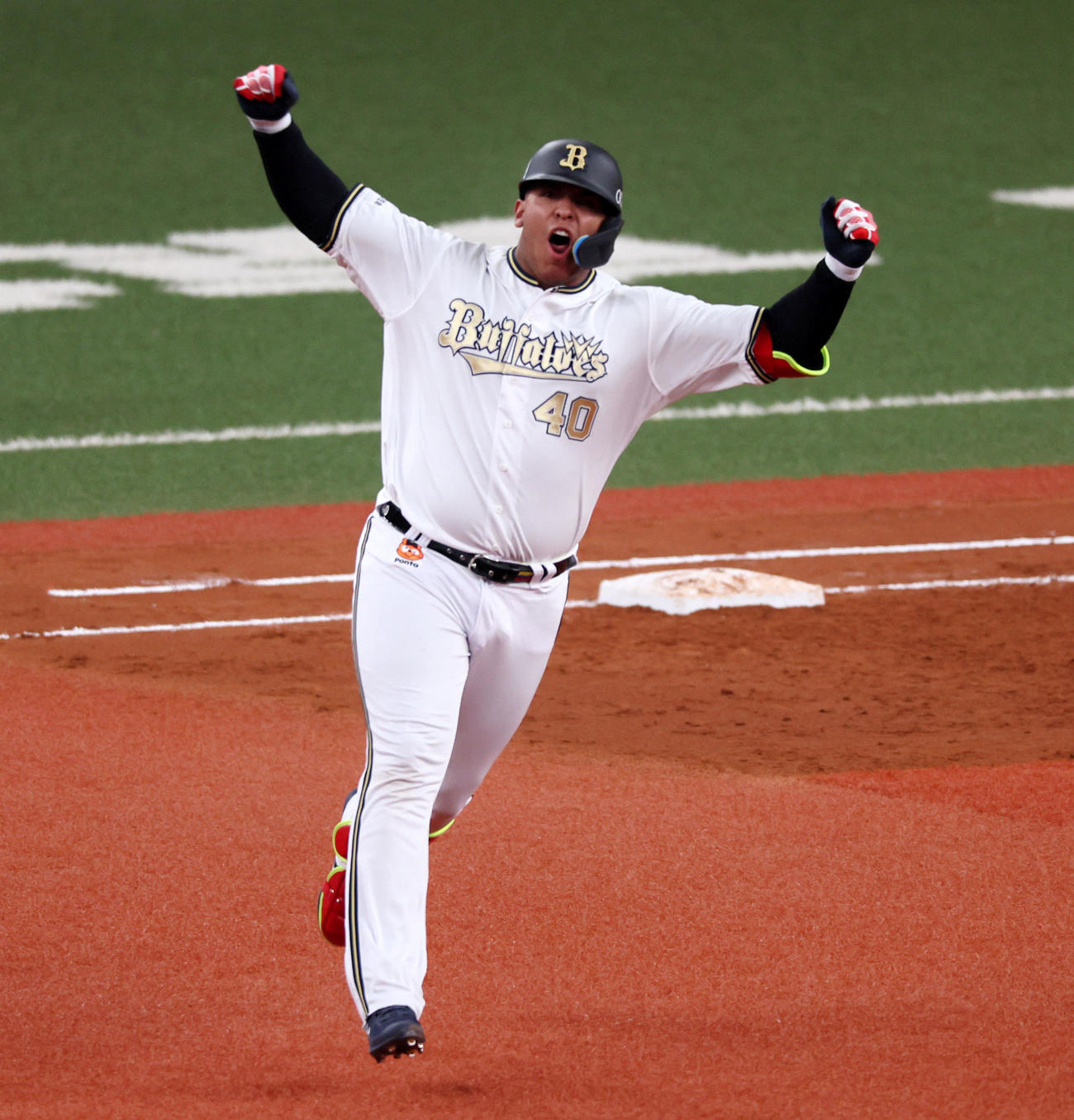 5回裏オリックス1死一塁、セデーニョは右越え2点本塁打を放ちガッツポーズを見せダイヤモンドをまわる（撮影・加藤哉）