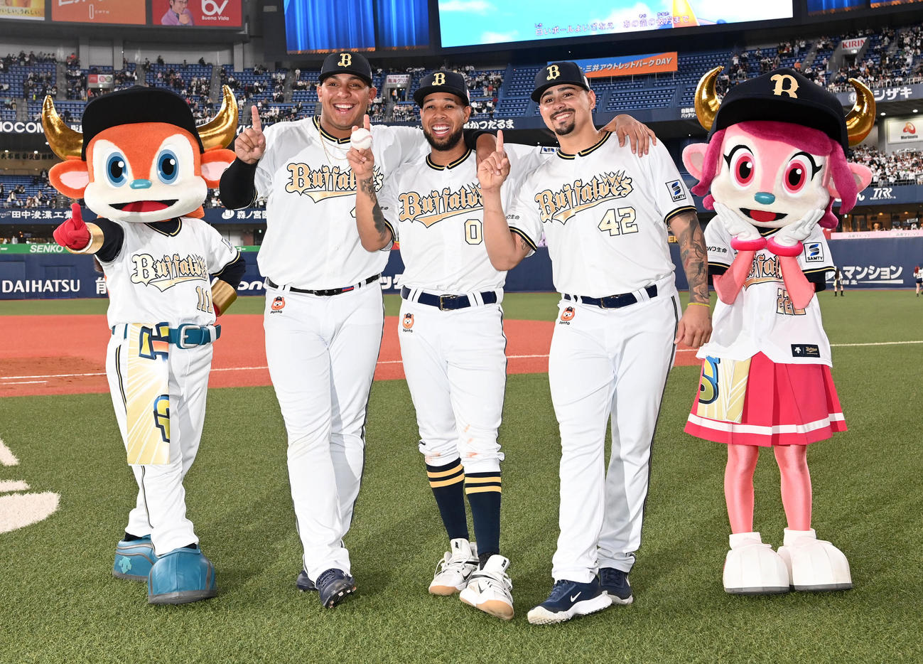 ヒーローの、左からセデーニョ、エスピノーザ、マチャドは笑顔で1勝ポーズ（撮影・前岡正明）