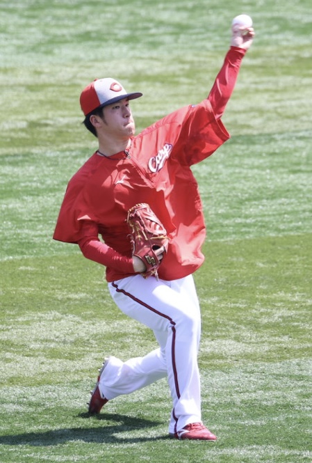 DeNA対広島　試合前、キャッチボールする広島黒原（撮影・河野匠）