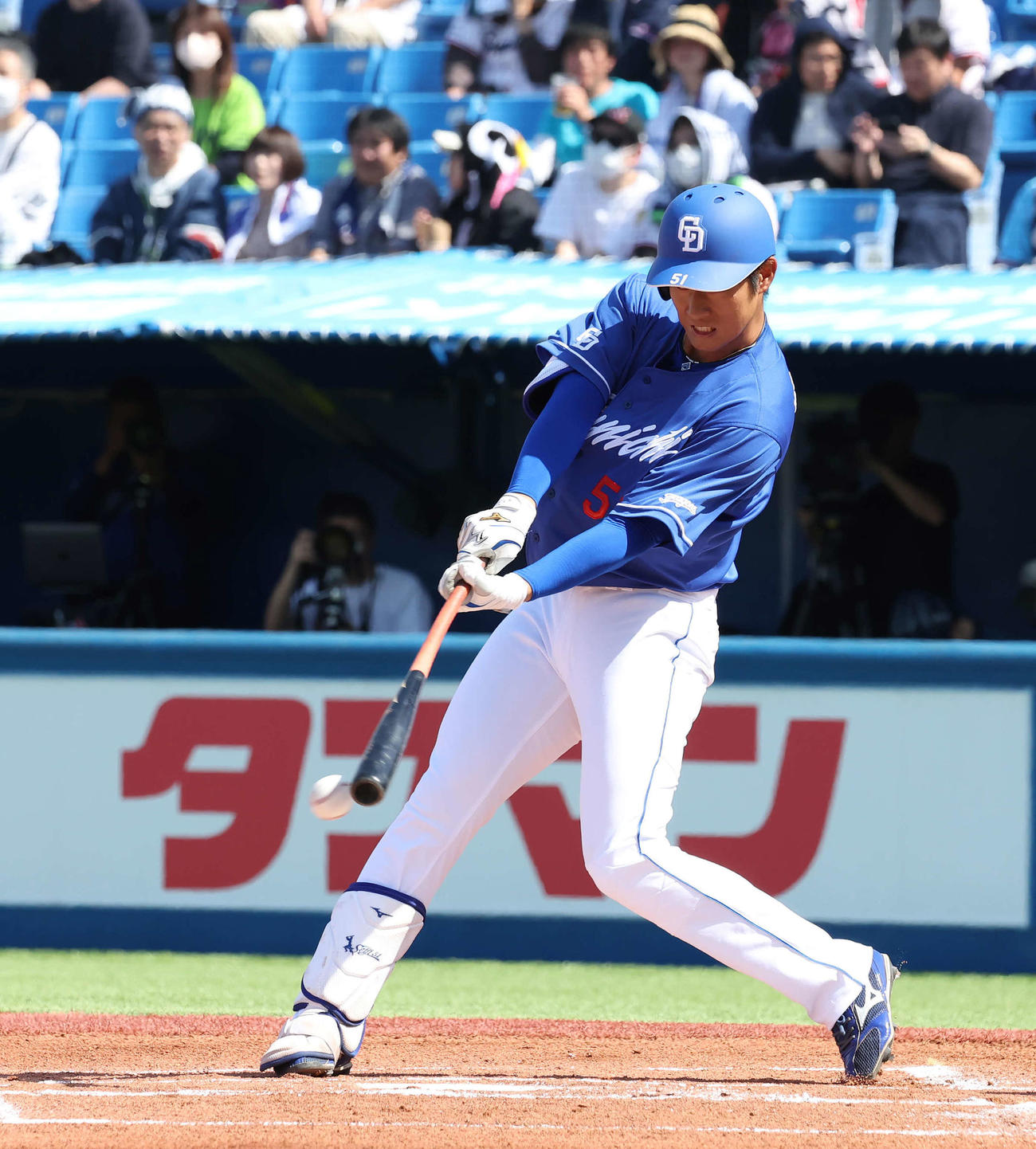 ヤクルト対中日　1回裏中日1死、上林は一塁内野安打を放つ（撮影・丹羽敏通）
