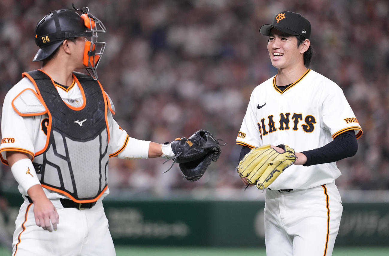 巨人対阪神　1回表を無失点に抑え、笑顔の巨人高橋礼。左は大城卓（撮影・鈴木みどり）
