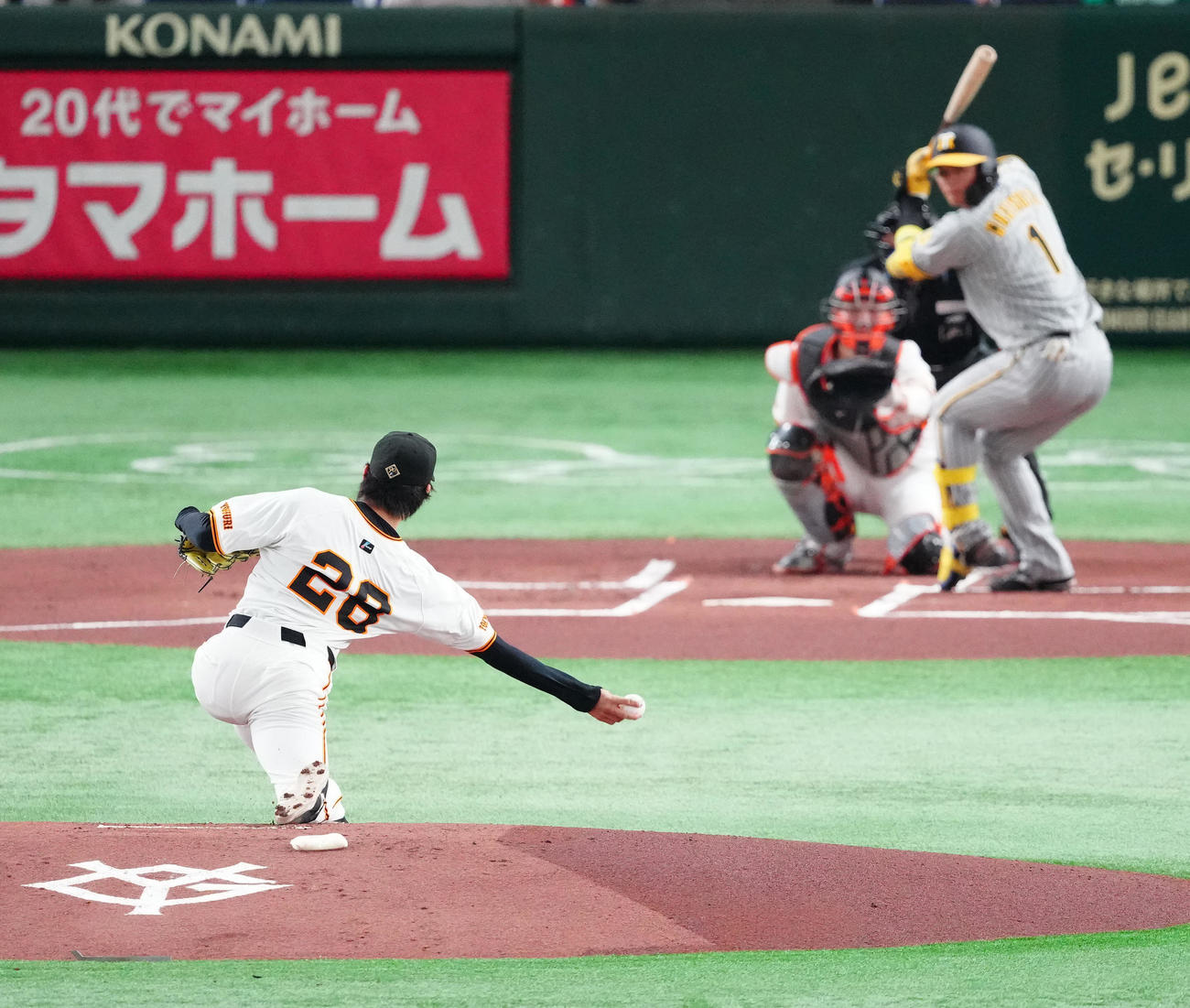 巨人対阪神　1回表阪神2死、打者森下（右）に対し、投球する先発の高橋礼（撮影・江口和貴）