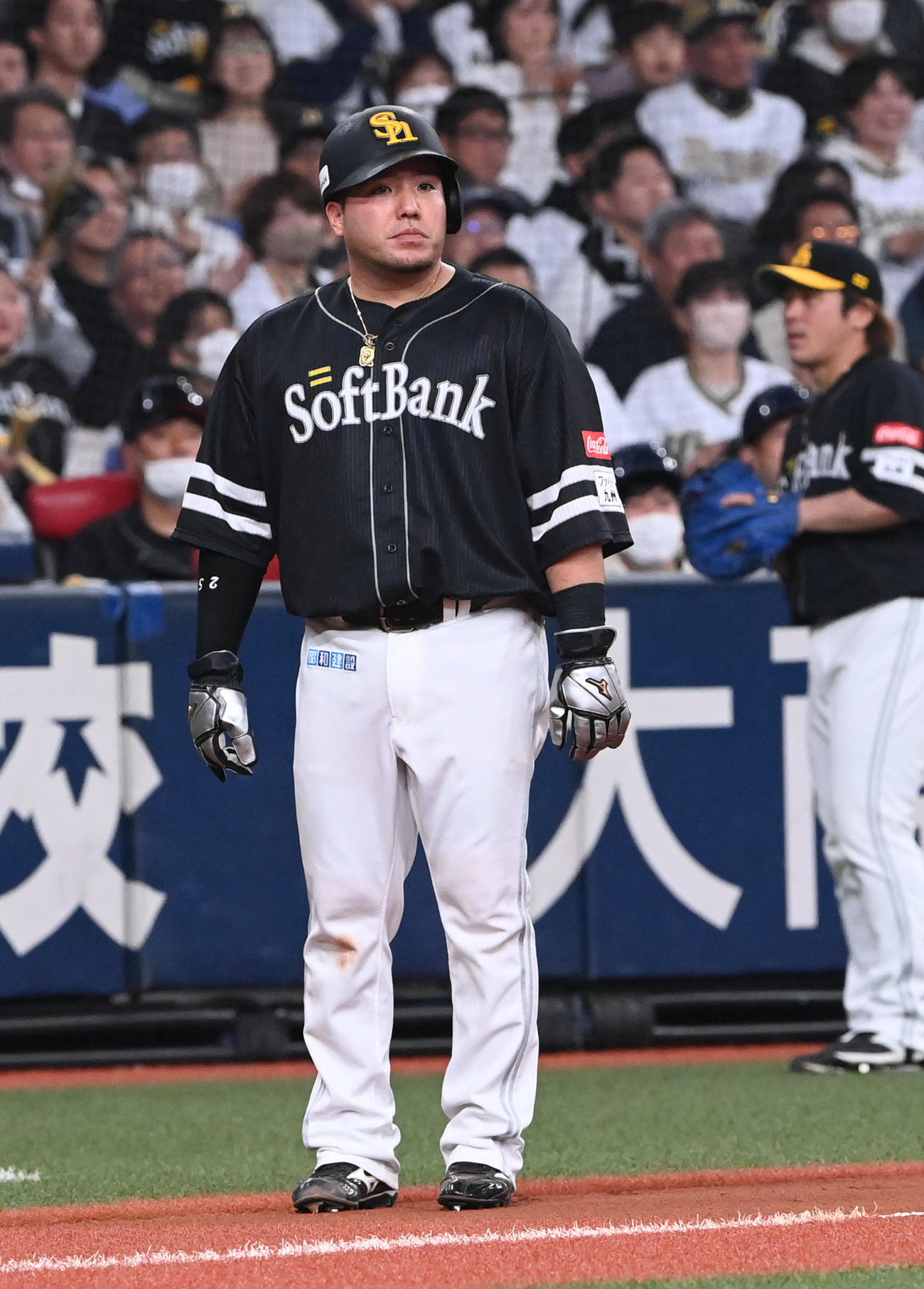 オリックス対ソフトバンク　4回表ソフトバンク1死一塁、近藤の中飛で飛び出した山川（撮影・前岡正明）