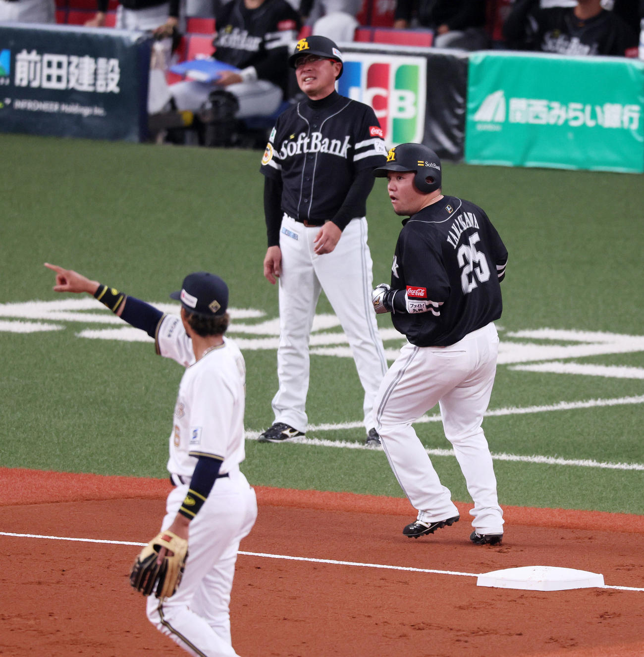 オリックス対ソフトバンク　4回表ソフトバンク1死一塁、一塁走者山川は近藤の中飛で帰塁出来ず併殺となる（撮影・加藤哉）