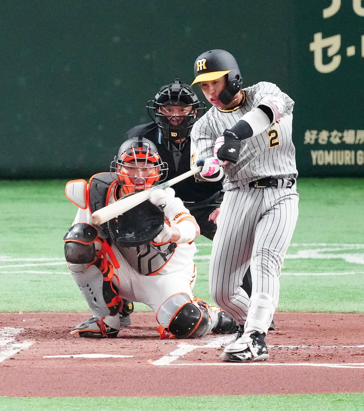 巨人対阪神　2回表阪神2死、左前打を放つ梅野（撮影・江口和貴）