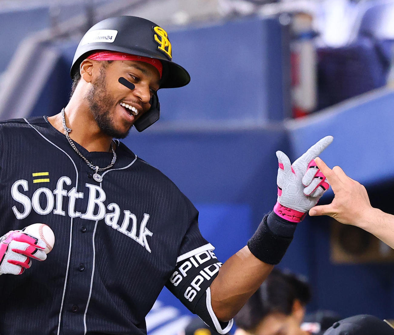 オリックス対ソフトバンク　5回表ソフトバンク1死、先制の中越え本塁打を放ち、ナインに迎えられるウォーカー（撮影・藤尾明華）